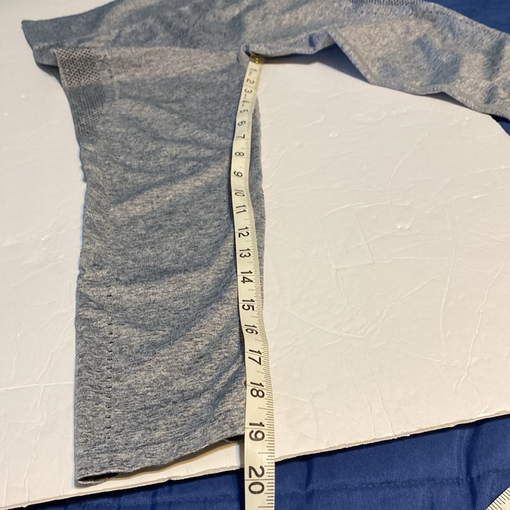 NWOT Fabletics Gray women’s cropped Leggings with vented air sides. - Picture 5 of 6